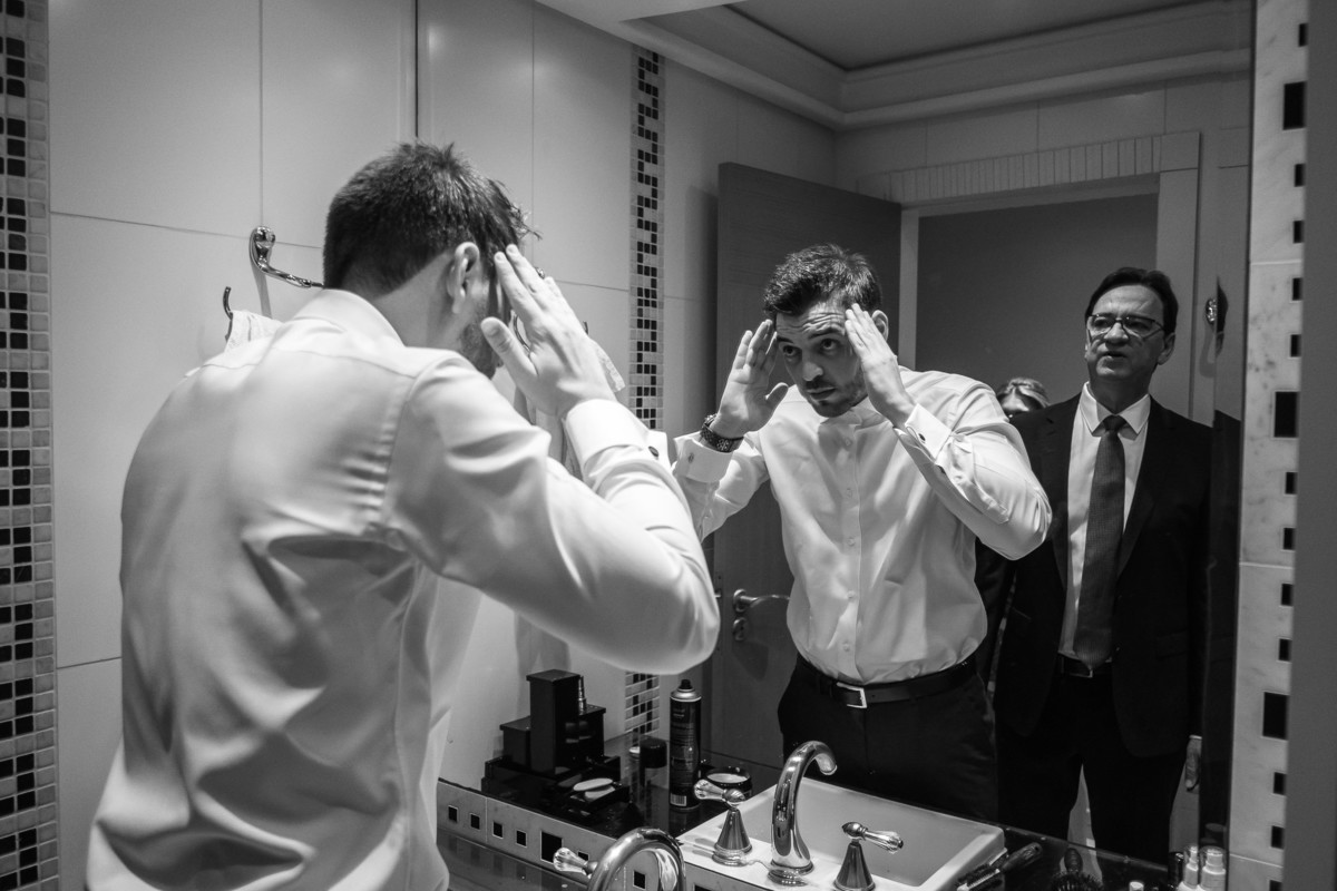 making of noivo, casa dos pais, pai ajudando, vestir, terno, gravata