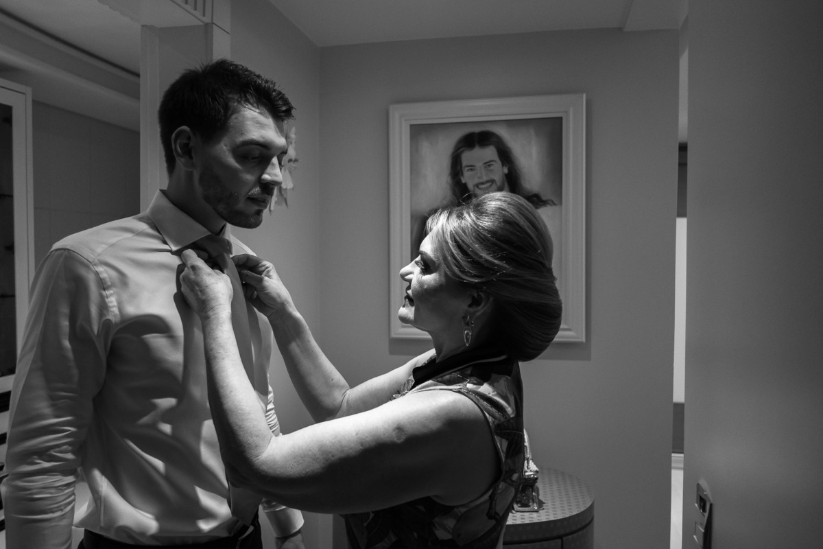 making of noivo, casa dos pais, mãe ajudando, vestir, terno, gravata