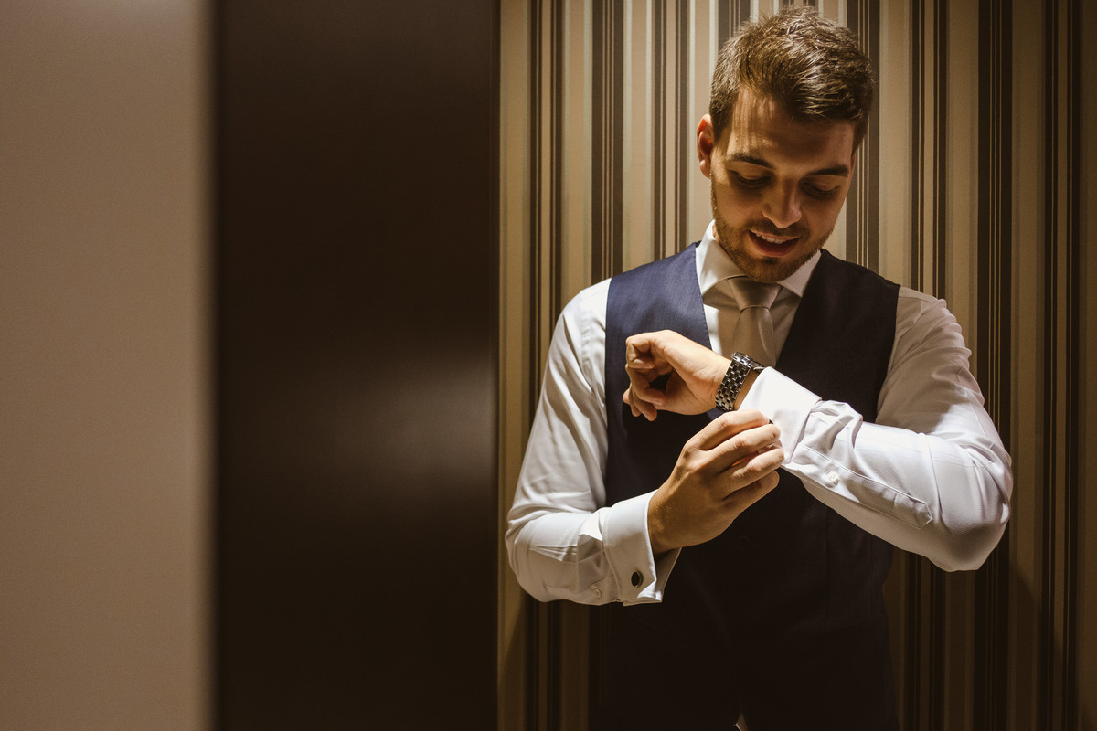 making of noivo, casa dos pais, pai ajudando, vestir, terno, gravata