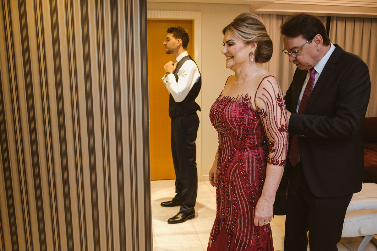 making of noivo, casa dos pais, pai ajudando, vestir, terno, gravata