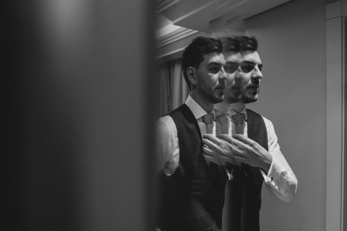 making of noivo, casa dos pais, pai ajudando, vestir, terno, gravata