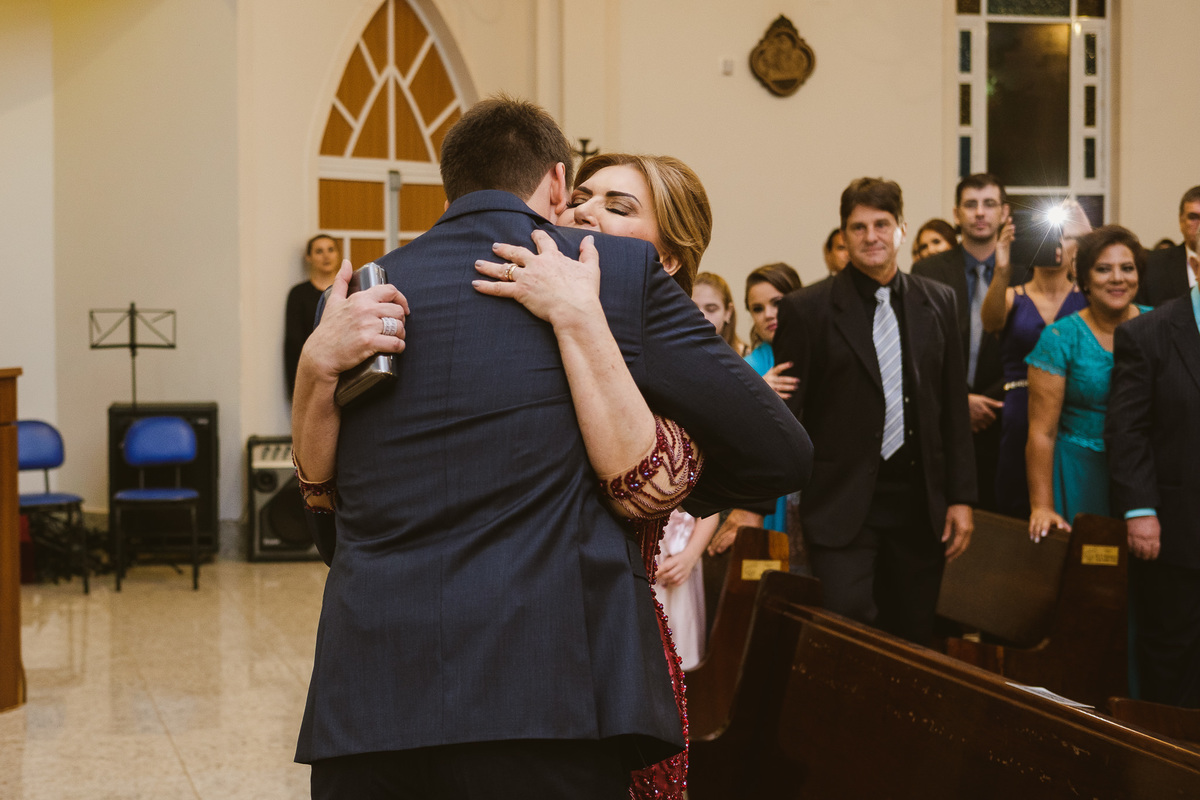 casamento igreja, foz do iguaçu, ão joão batista, noturno, quinta das marias, noivo abraçando a mãe