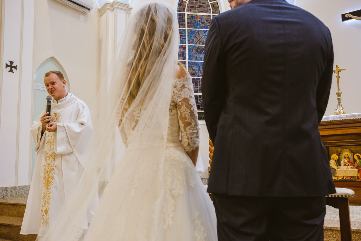 casamento igreja, foz do iguaçu, ão joão batista, noturno, quinta das marias, padre conversando com o casal