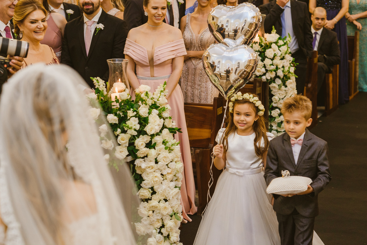 casamento igreja, foz do iguaçu, ão joão batista, noturno, quinta das marias, pajens trazendo as alianças