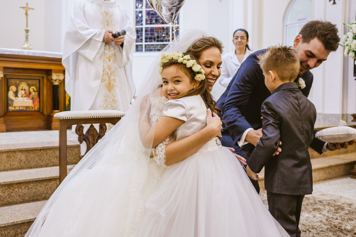 casamento igreja, foz do iguaçu, ão joão batista, noturno, quinta das marias, noivos emocionados recebendo as alianças