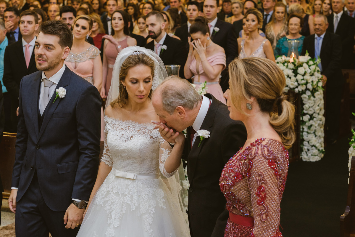 casamento igreja, foz do iguaçu, ão joão batista, noturno, quinta das marias, pai beijando a mão da filha