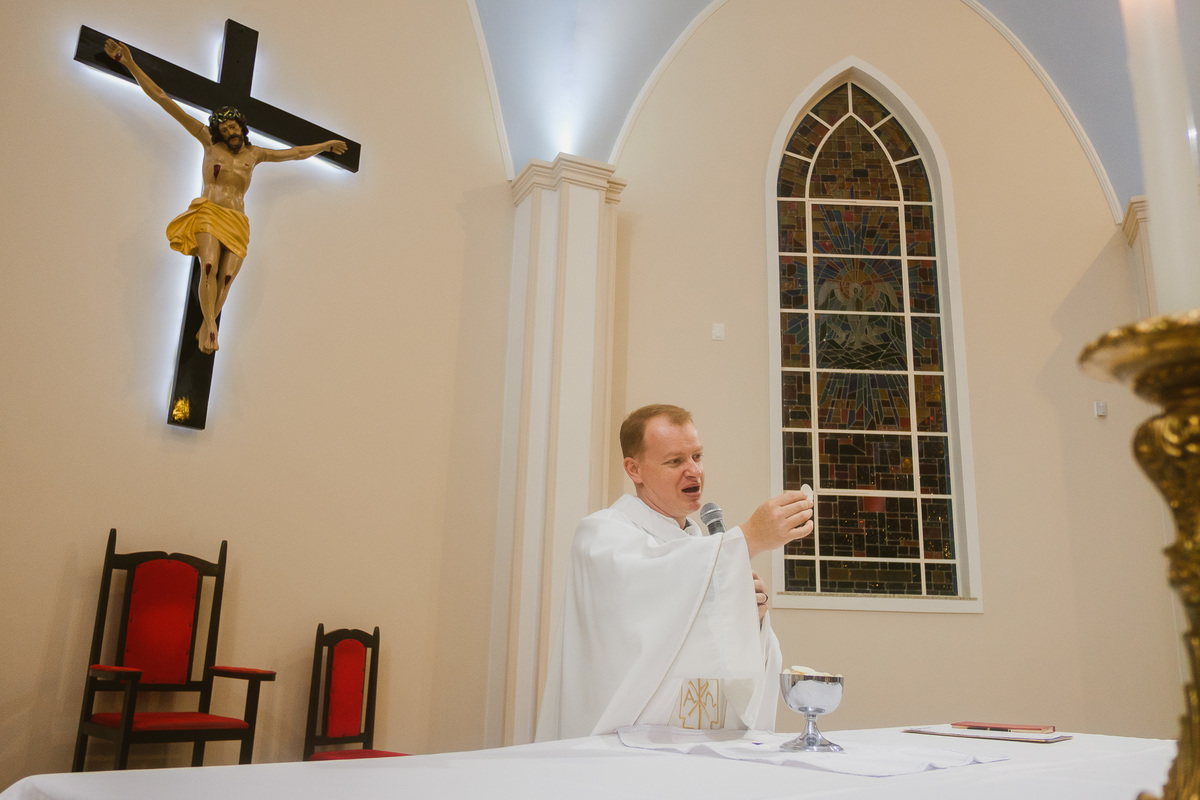 casamento igreja, foz do iguaçu, ão joão batista, noturno, quinta das marias, padre dando a comunhão