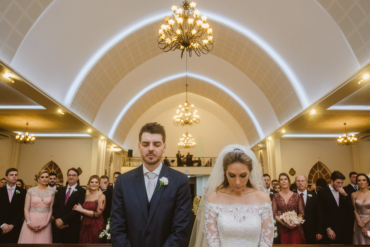 casamento igreja, foz do iguaçu, ão joão batista, noturno, quinta das marias, noivos rezando