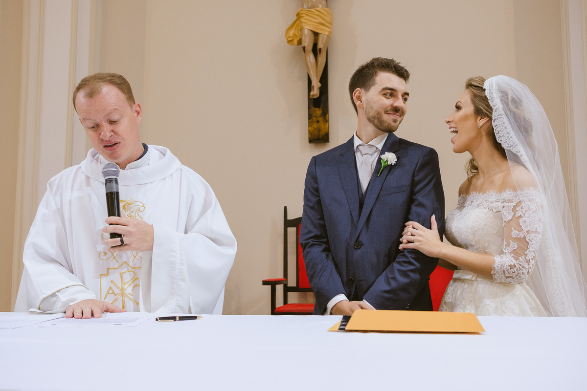 casamento igreja, foz do iguaçu, ão joão batista, noturno, quinta das marias, noivos se olhando