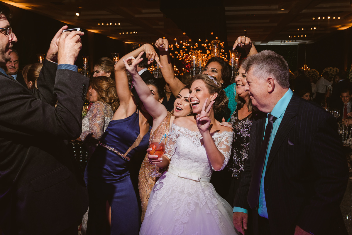 casamento igreja, foz do iguaçu, ão joão batista, noturno, quinta das marias, noiva festando com os amigos