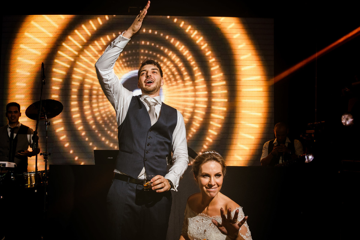 casamento igreja, foz do iguaçu, ão joão batista, noturno, quinta das marias, casal festando com os amigos