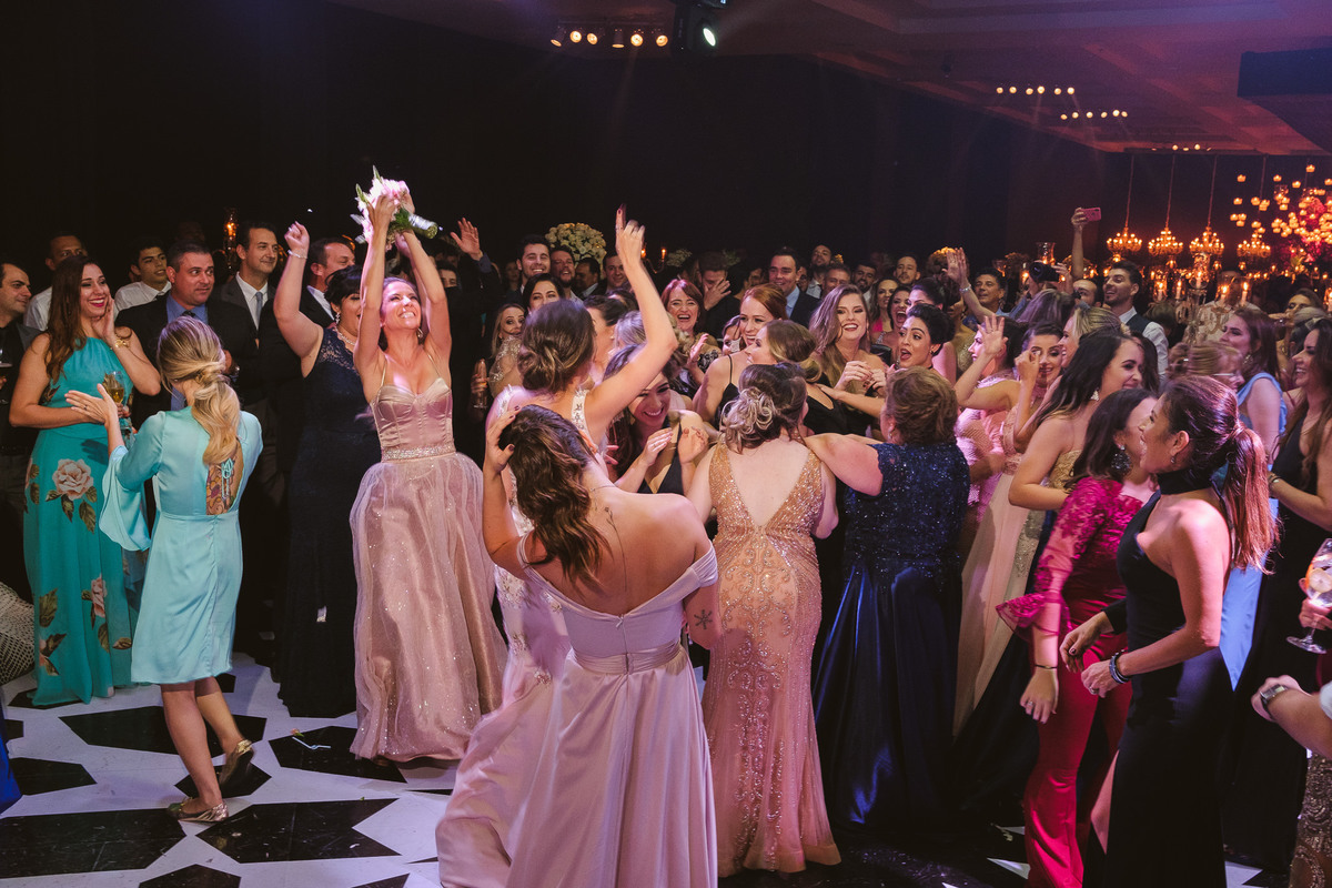 casamento igreja, foz do iguaçu, ão joão batista, noturno, quinta das marias, noiva jogando o buque