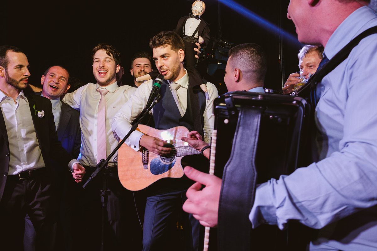 festa de casamento, quinta das marias, foz do iguaçu, noivo no palco tocando violão com os amigos