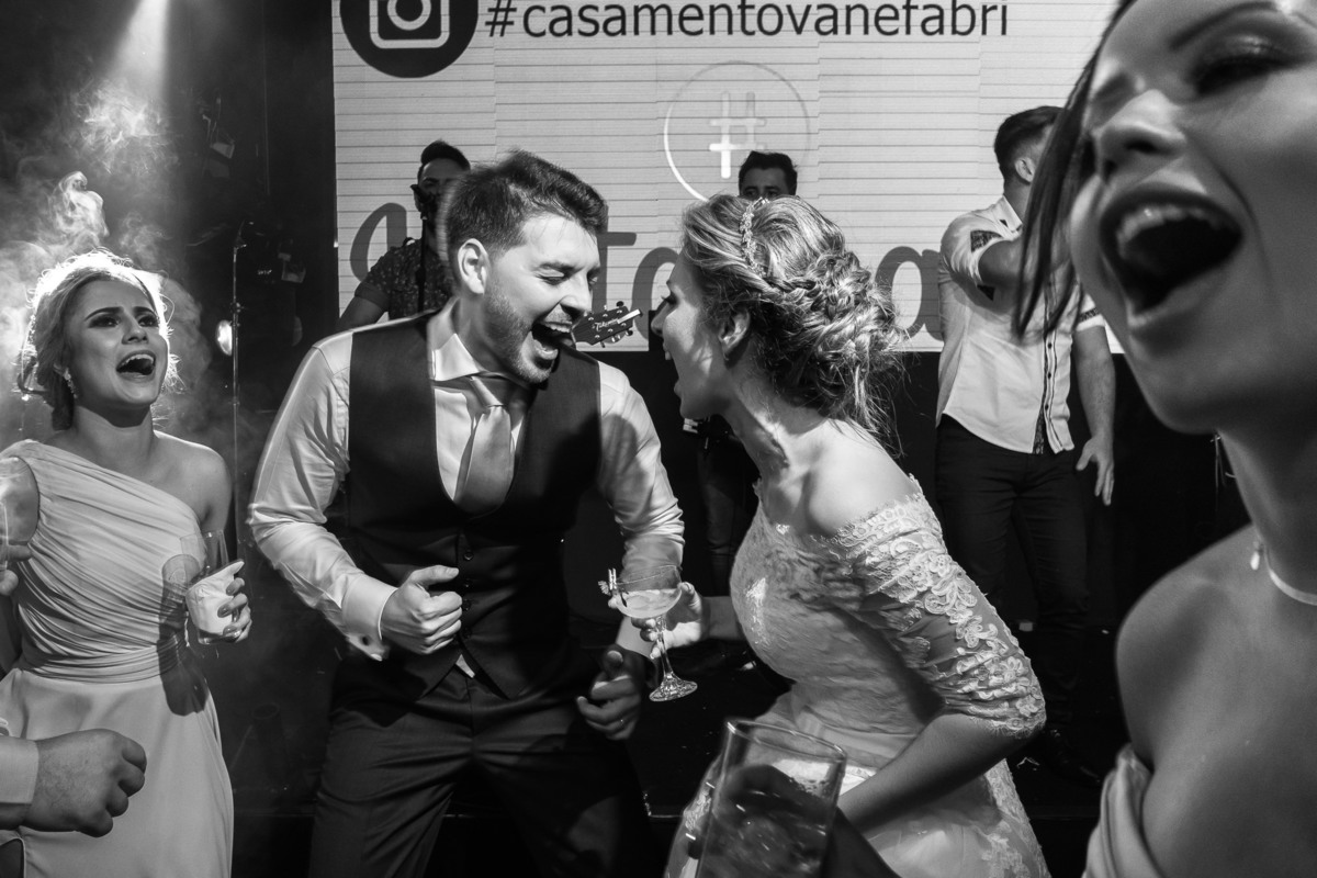 casal se divertindo em seu casamento