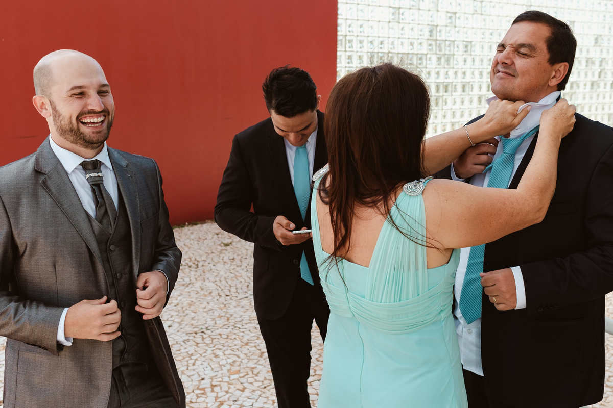 noivo rindo do padrinho