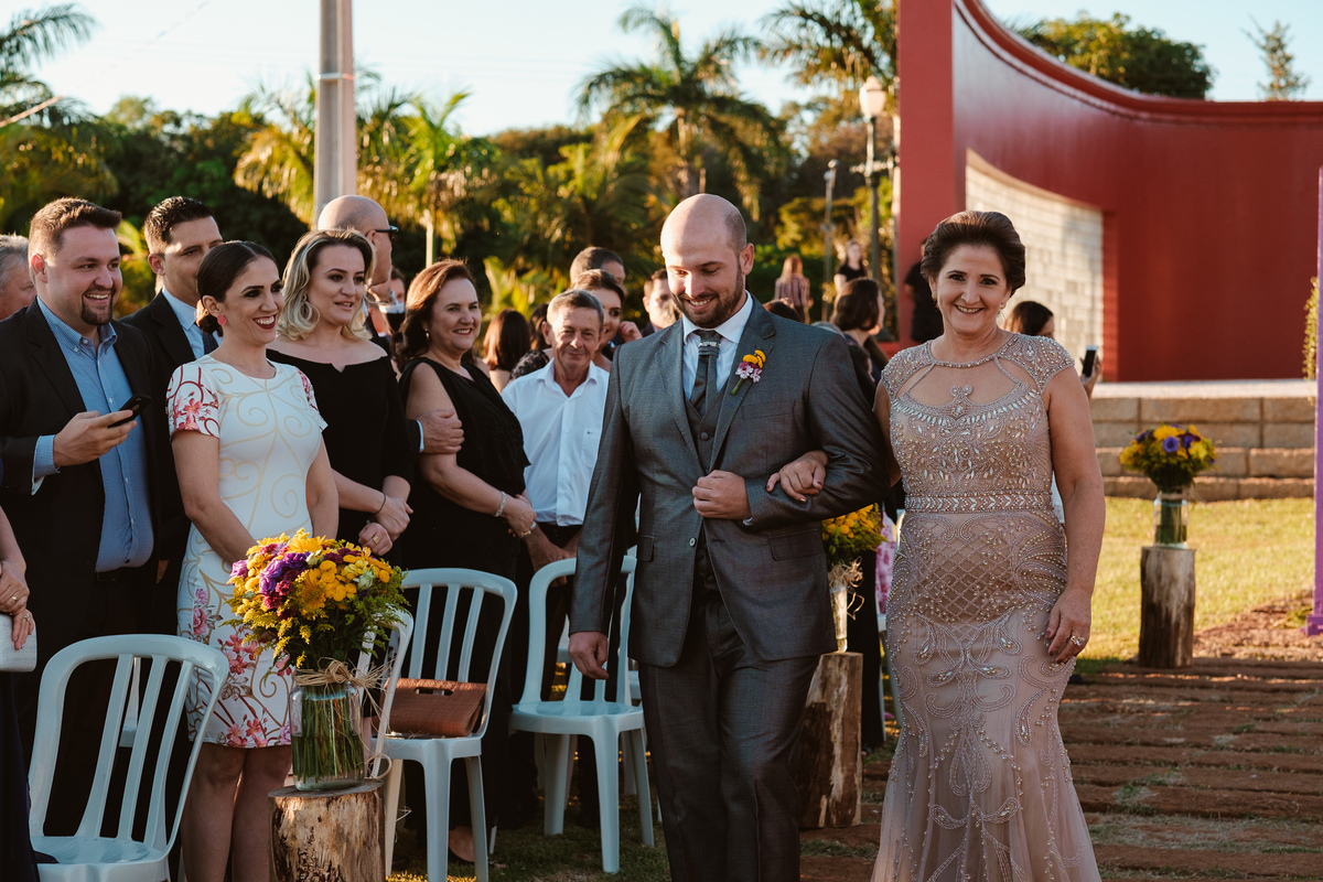 noivo entrando com a mãe