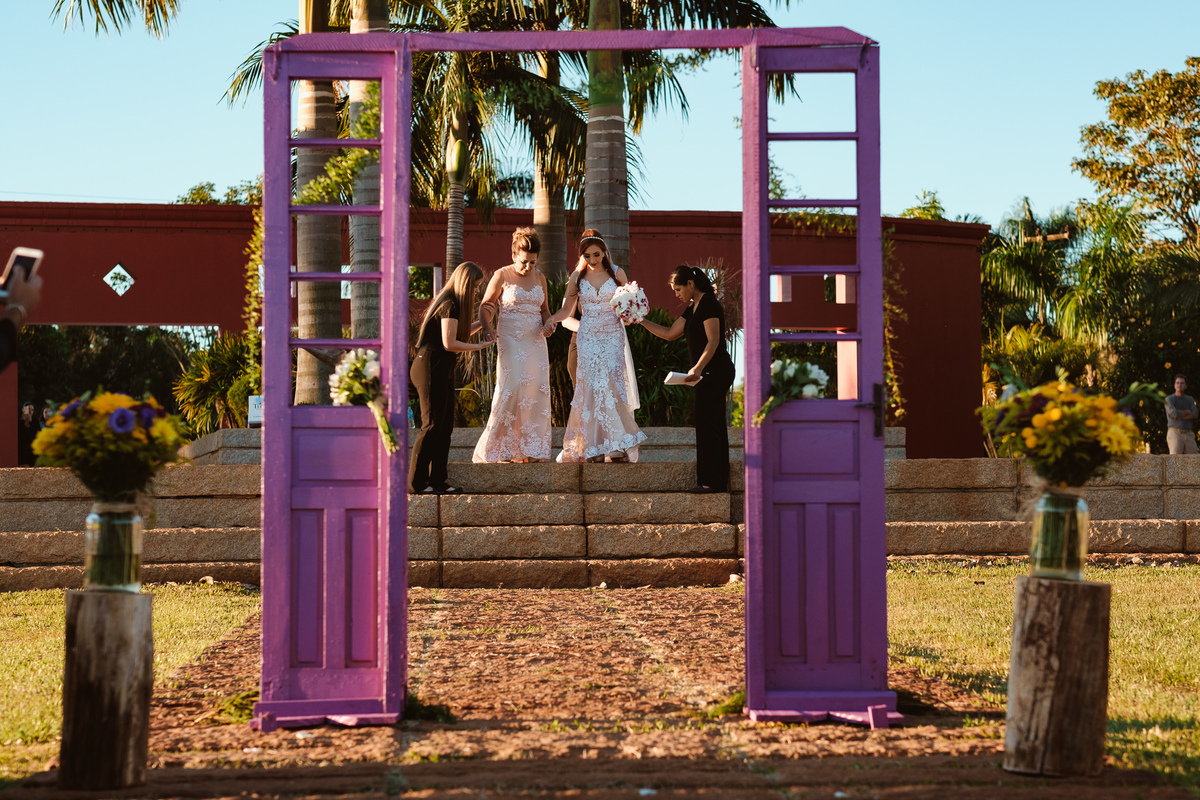 noiva entrando com a sua mãe