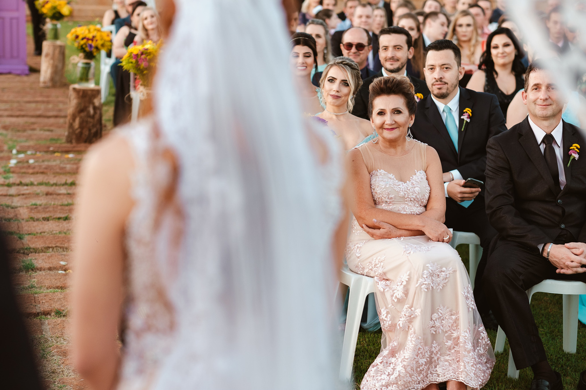 noiva olhando para a sua mãe