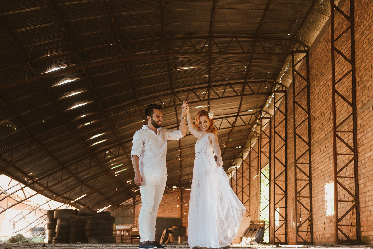 fotos de casal, ensaio pre-casamento, roupa branca, lugar abandonado, cascavel, barracão, edu freire, fotografia de casamento
