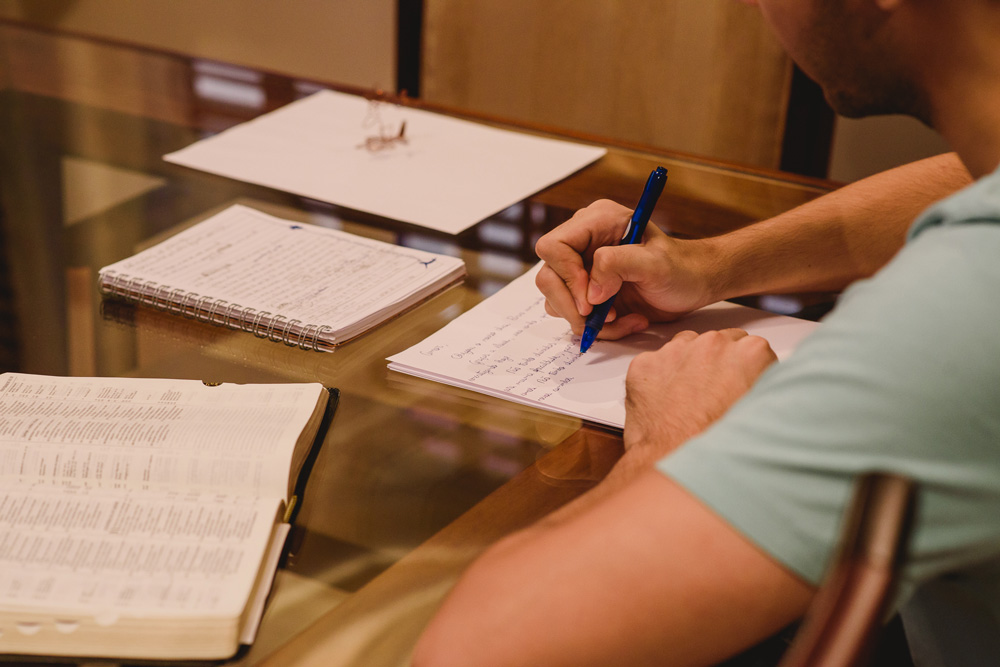 Noivo escrevendo seus votos