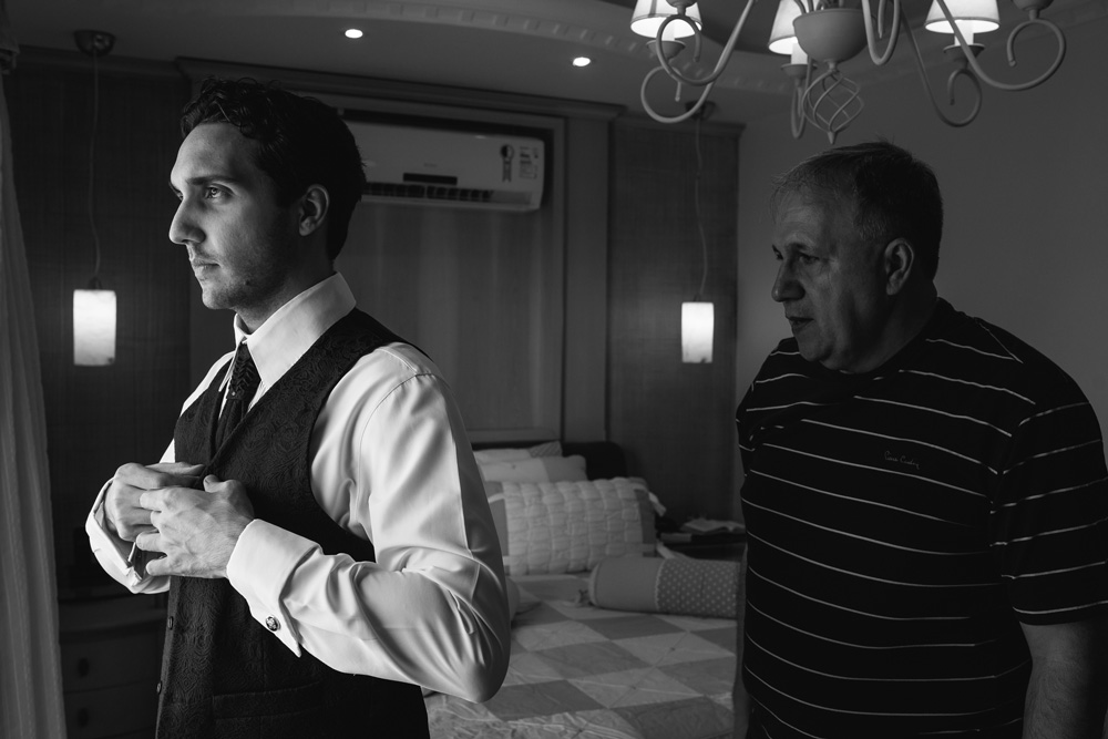 Noivo se arrumando com seu pai, em casa