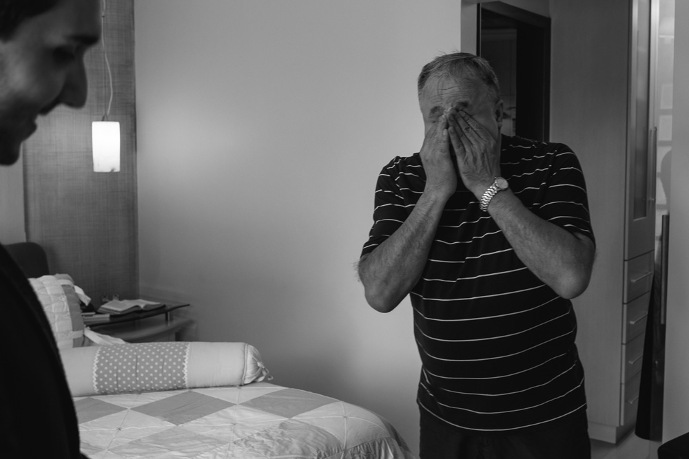 Pai do noivo emocionado