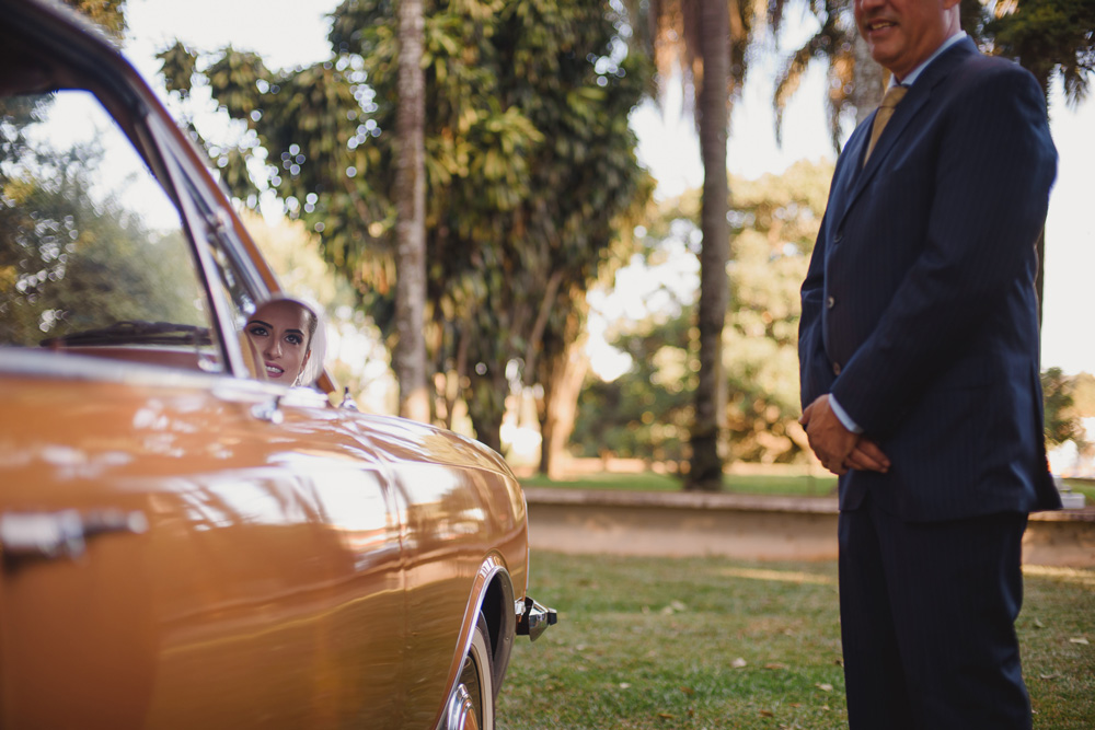 Pai da noiva tirando ela do carro