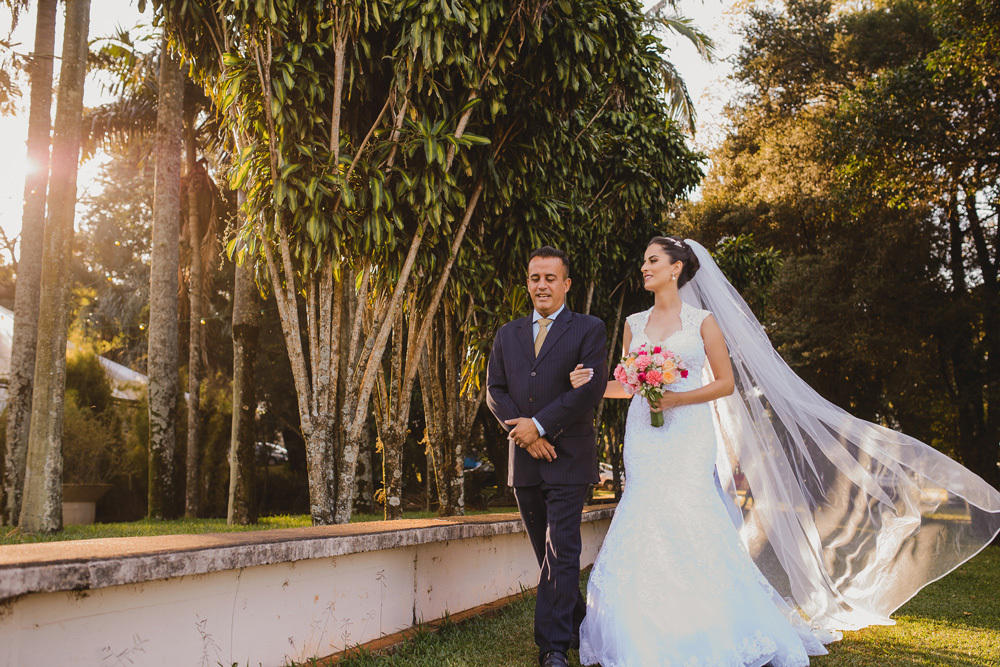Noiva e seu pai entrando no casamento
