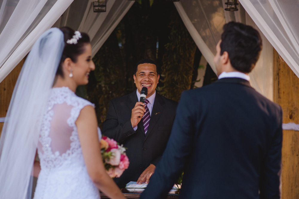 Pastor rindo para os noivos