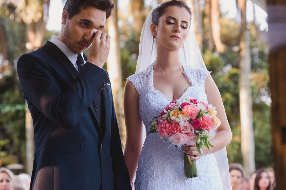 Noivo emocionado, enxugando a lágrima