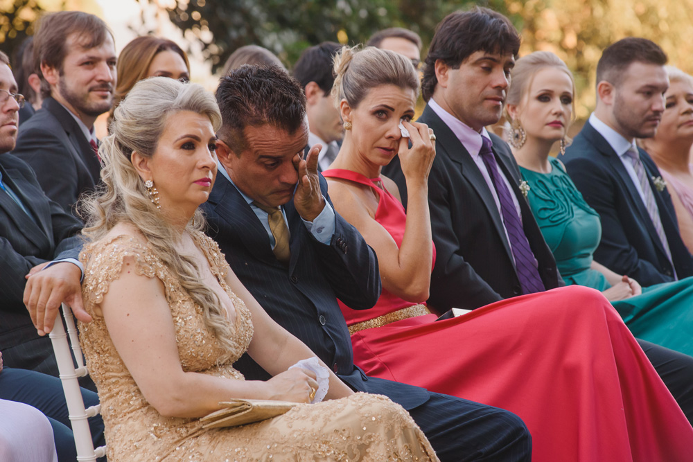 Pais dos noivos emocionados