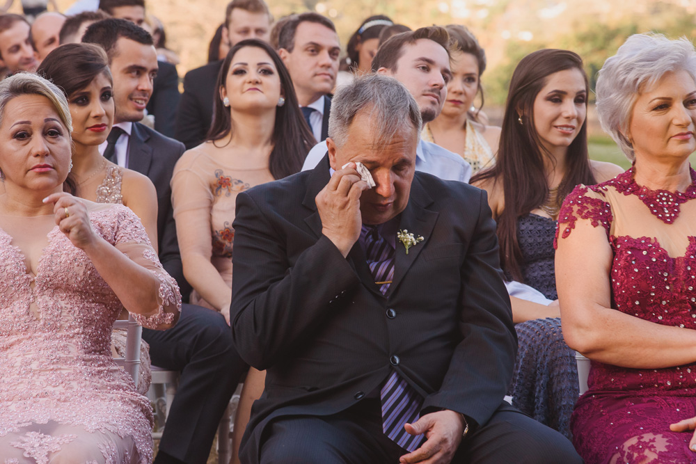 Pais dos noivos emocionados