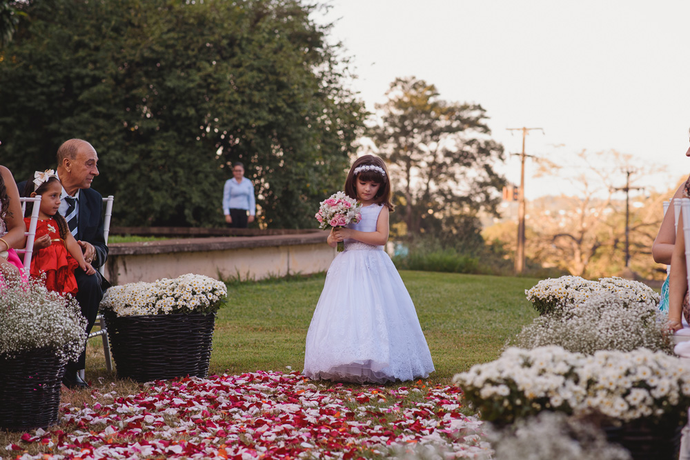 Dama de honra entrando no casamento