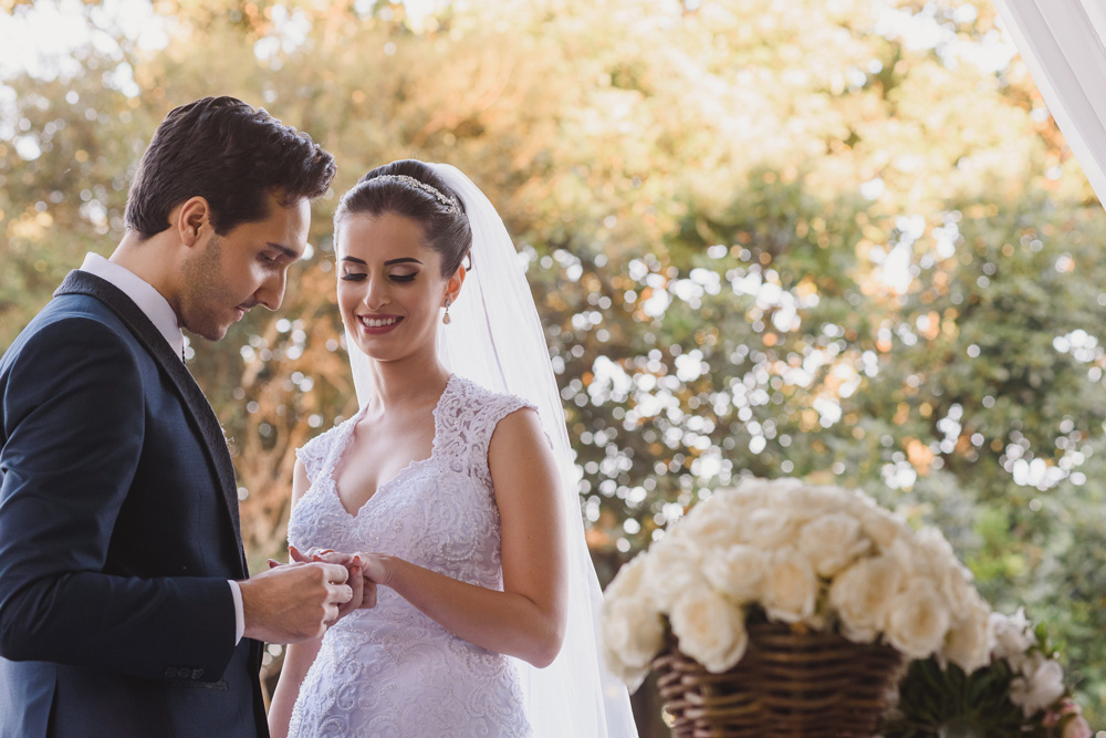 Noivos trocando aliança