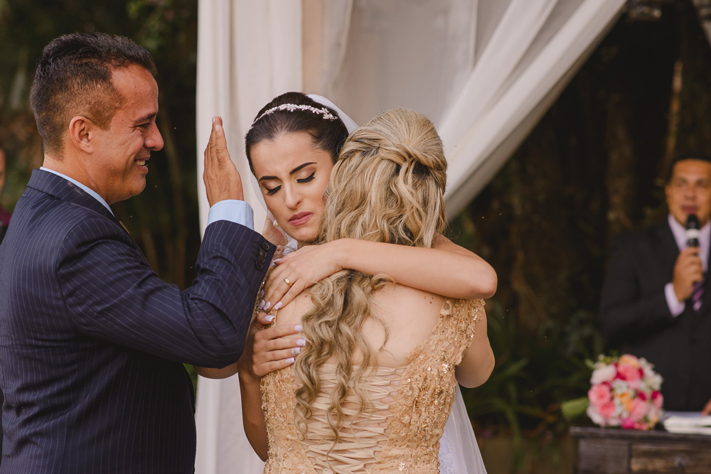 Noiva abraçando sua mãe