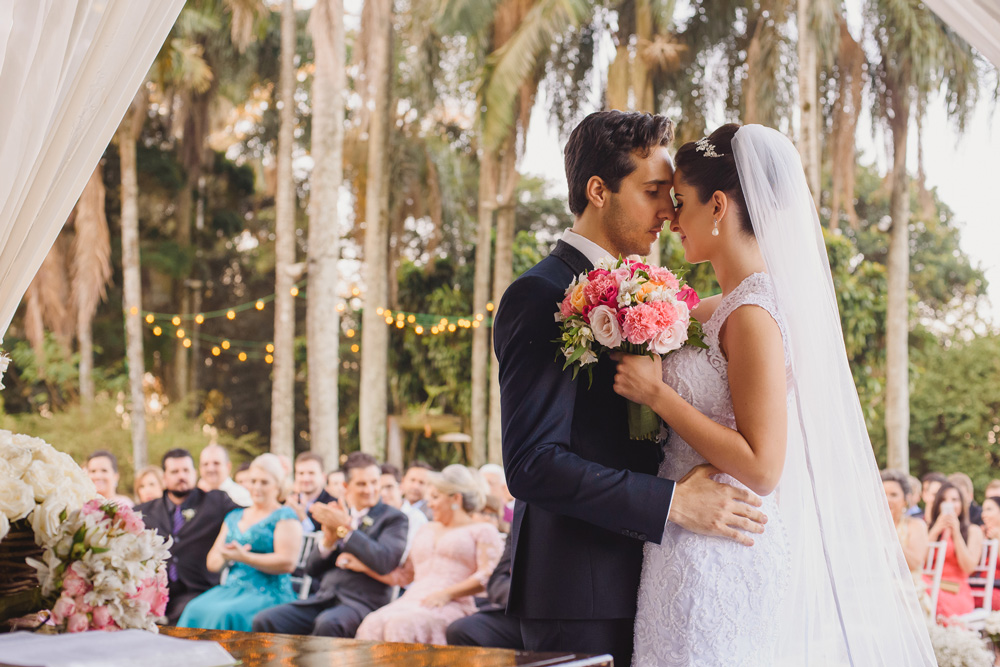 Noivos em um momento de ternura