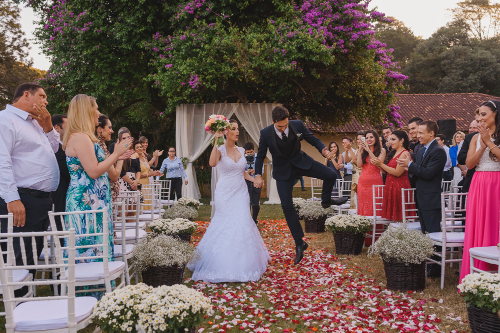 Noivo feliz, na saída do casamento