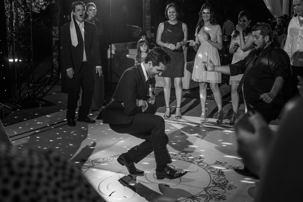 Noivo festando com seu tio