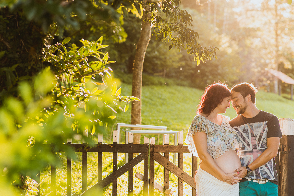 O casal com os rostos bem pertinho e uma luz de recorte incrível