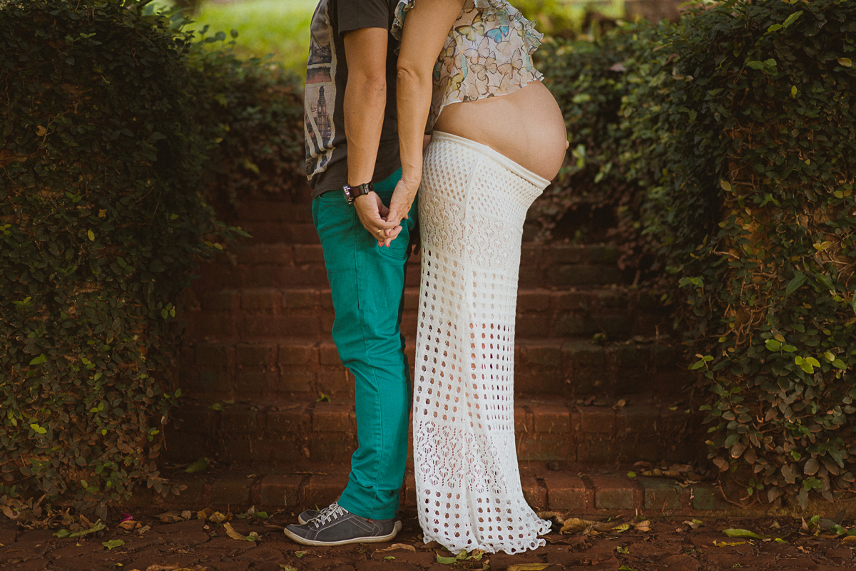 Casal de costas com as mãos dadas