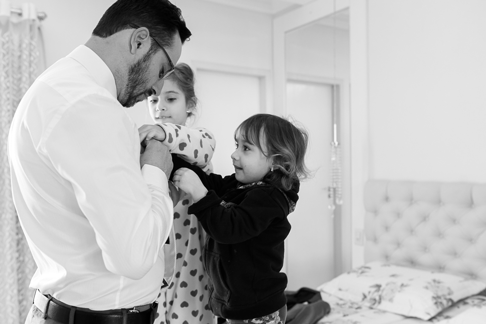 Noivo se arrumando com suas filhas