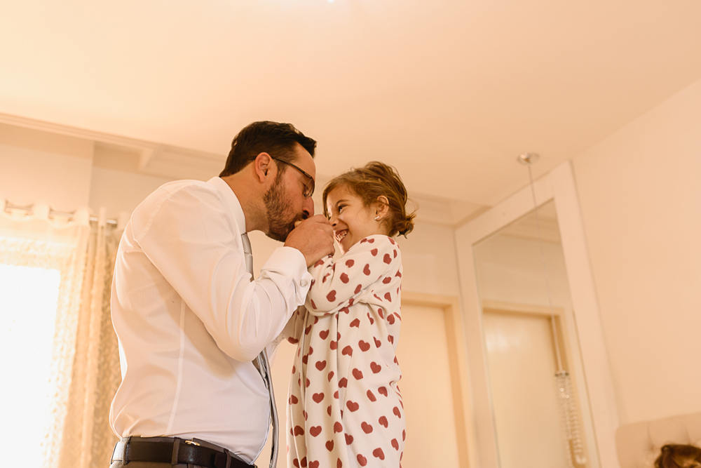 Noivo beijando sua filha no making of