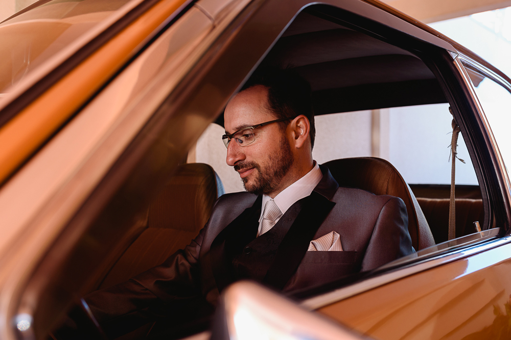 Noivo dentro do carro