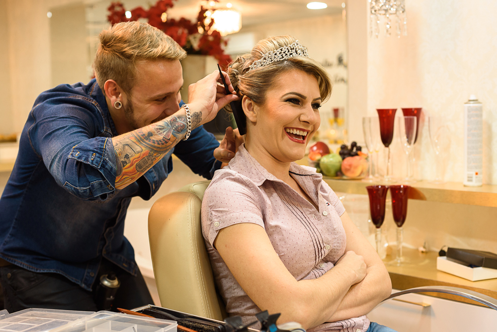 Noiva sorrindo com o cabelereiro