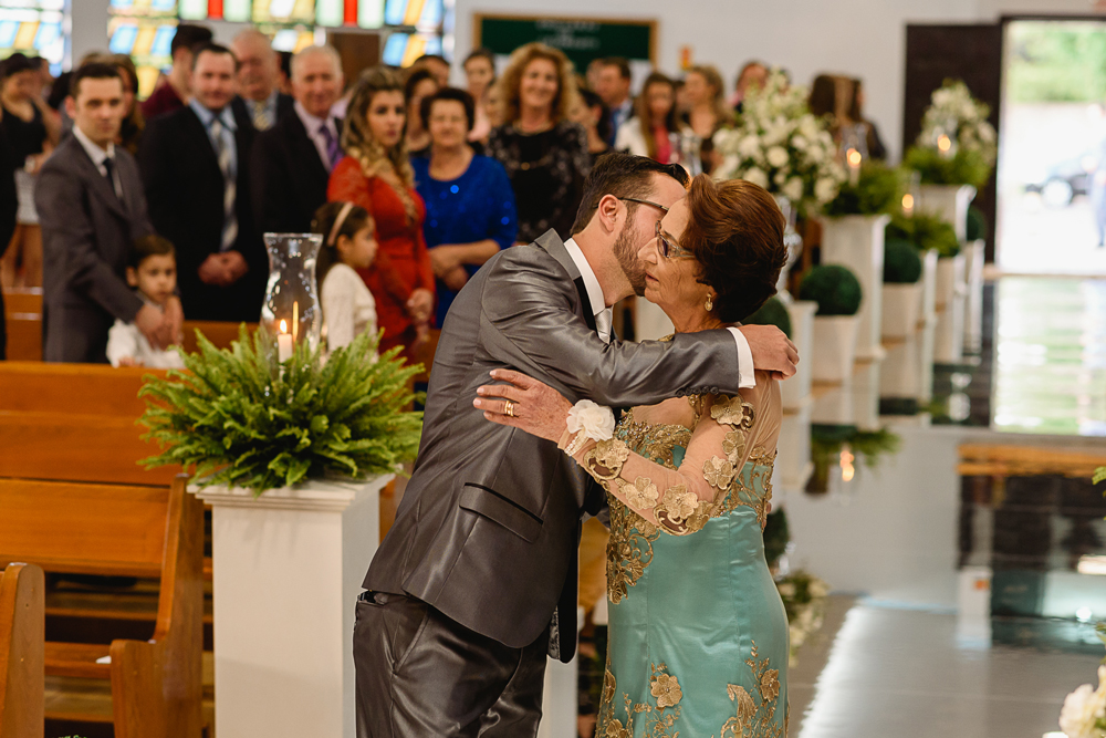Noivo beijando sua mãe na entrada da igreja