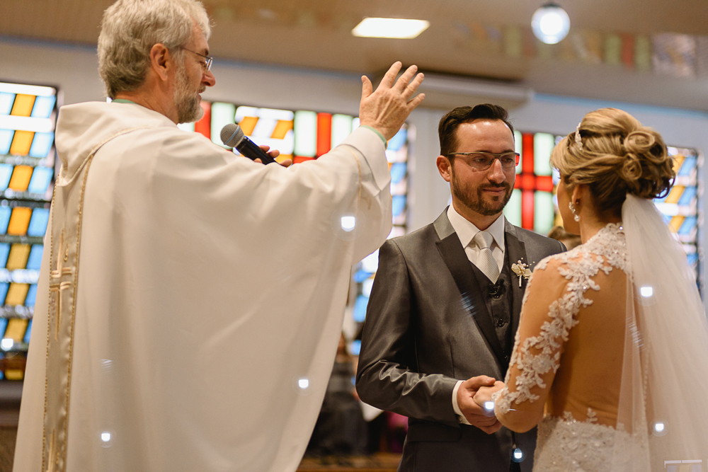 Padre abençoa os noivos