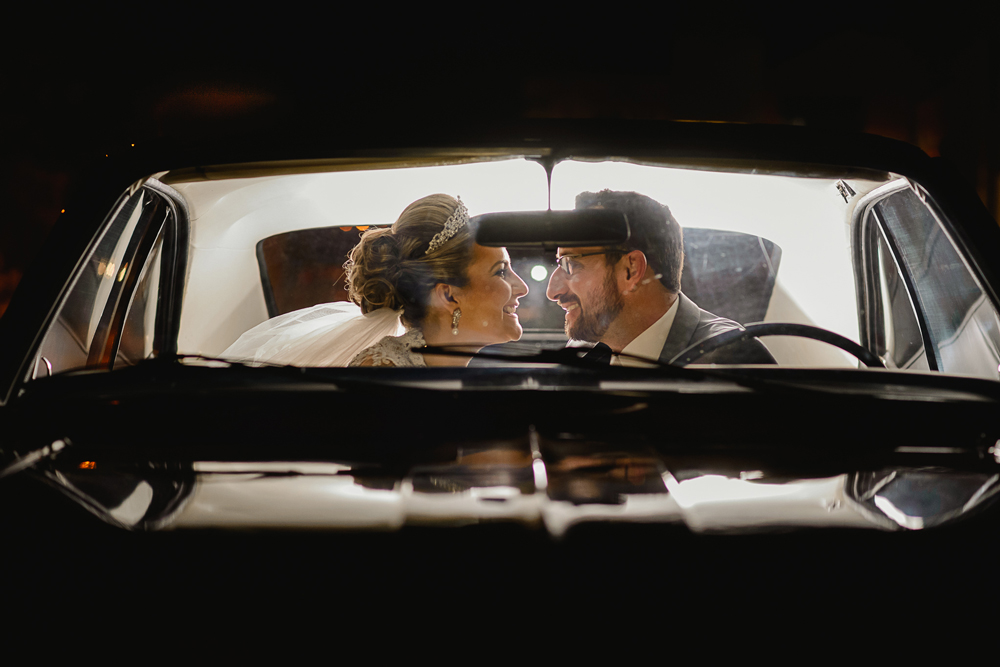 Foto dos noivos dentro do carro com flash interno