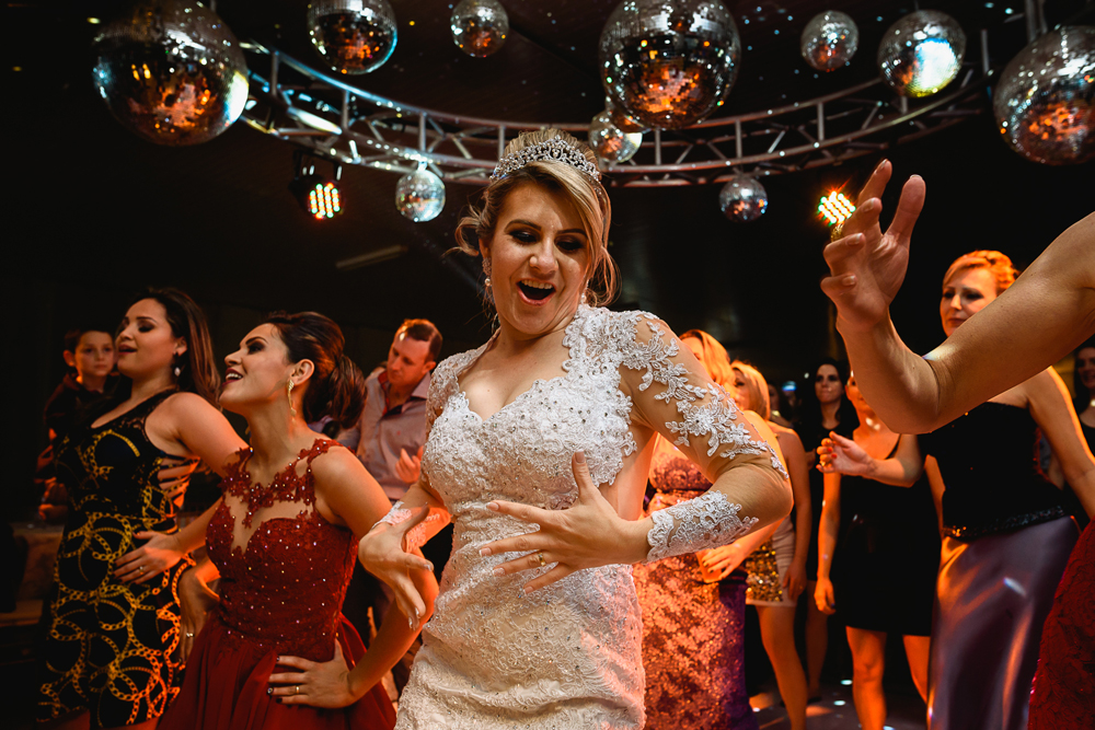 Noiva dançando e seduzindo