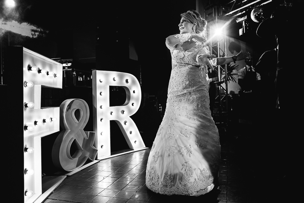 Noiva de frente para o palco, dançando