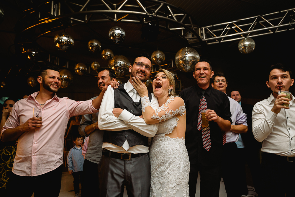 Noivos assistindo ao video do same day edit feito pela Delux Films